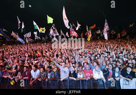 Fans watch Foo Fighters effectuer sur la pyramide la scène du festival de Glastonbury, à la ferme digne dans le Somerset. Banque D'Images