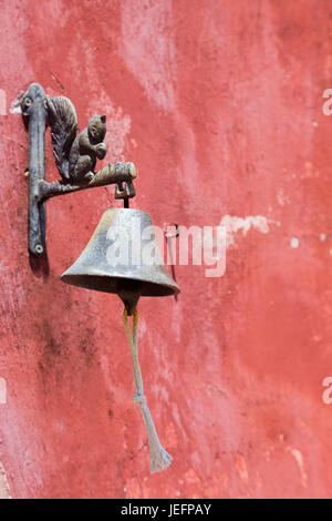 Vinage avec bell figure squirrel on red wall Banque D'Images