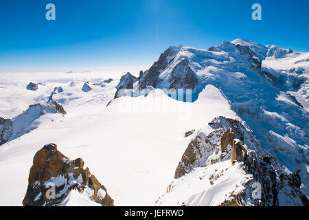 Vue sur le massif du Mont Blanc de l'Aiguille du Midi, Chamonix, France Banque D'Images