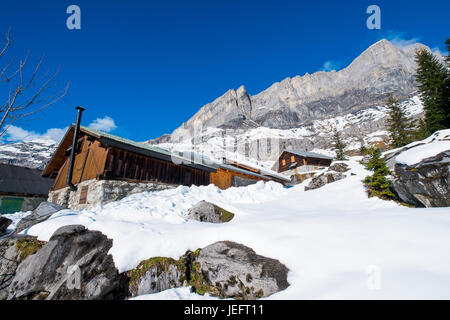 Paysage d'hiver avec chalet à Servoz, Chamonix, France Banque D'Images