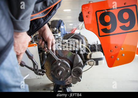 La réparation du moteur de près. Dans les mains de l'outil. Banque D'Images