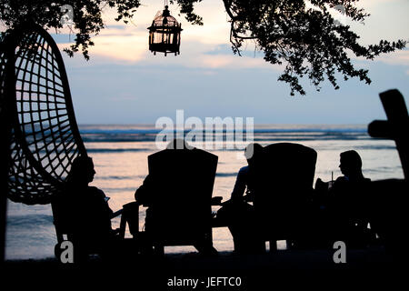 Silhouette de personnes au bar fond coucher de soleil Banque D'Images