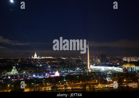 Vue panoramique à partir de la hauteur d'édifices commémoratifs sur Gora Poklonnaya à Moscou dans la nuit Banque D'Images