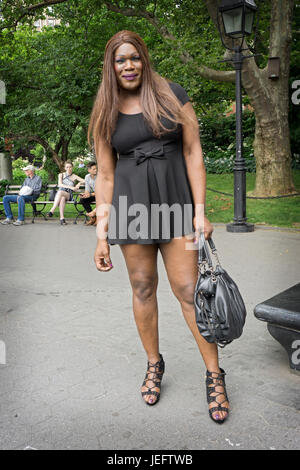 Portrait d'une femme transgenre de hauteur dans une jupe courte à la journée d'action Trans rassemblement à Washington Square Park à Greenwich Village, New York City. Banque D'Images