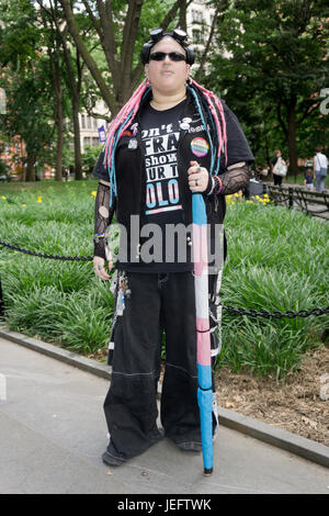 Posée portrait d'un homme transgenre avec les extensions de cheveux colorés qui est vécu comme une femme. Lors de la journée d'action Trans rassemblement à Greenwich Village, NEW YORK Banque D'Images