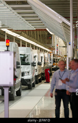 24.10.2016, Pologne, Wielkopolska, Wrzesnia - Crafter à la fin de la chaîne de montage de la contrôle de la qualité de la nouvelle usine de Volkswagen Véhicules Utilitaires pour la construction du nouveau Crafter. Avec ? 800 millions, Poznań est le plus élevé l'investissement étranger en Pologne. Avec 3000 employés, 100 000 véhicules seront produits chaque année. 00A161024D431CAROEX.JPG - pas à vendre dans la région de G E R M A N Y, A U S T R I A, S W I T Z E R L A N D [communiqué de modèle : Non, des biens : non (c) agence photo caro / http://www.caro-images.pl, info@carofoto.pl Bastian, - en cas d'utilisation de la photo pour tout usage Banque D'Images