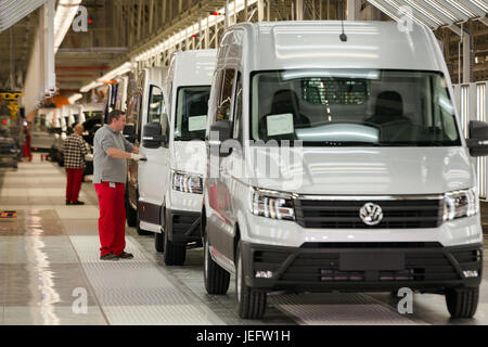 24.10.2016, Pologne, Wielkopolska, Wrzesnia - Crafter à la fin de la chaîne de montage de la contrôle de la qualité de la nouvelle usine de Volkswagen Véhicules Utilitaires pour la construction du nouveau Crafter. Avec ? 800 millions, Poznań est le plus élevé l'investissement étranger en Pologne. Avec 3000 employés, 100 000 véhicules seront produits chaque année. 00A161024D451CAROEX.JPG - pas à vendre dans la région de G E R M A N Y, A U S T R I A, S W I T Z E R L A N D [communiqué de modèle : Non, des biens : non (c) agence photo caro / http://www.caro-images.pl, info@carofoto.pl Bastian, - en cas d'utilisation de la photo pour tout usage Banque D'Images