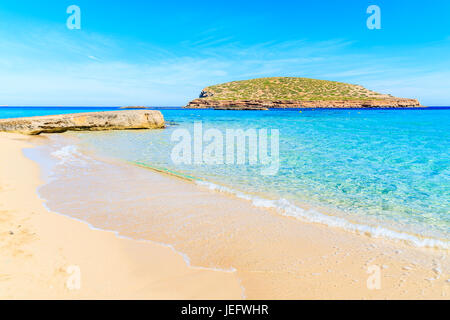 Belle plage de Cala Comte plage avec l'eau de mer turquoise, l'île d'Ibiza, Espagne Banque D'Images