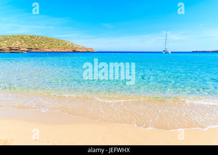 Belle plage de Cala Comte plage et voile voile sur mer, île d'Ibiza, Espagne Banque D'Images