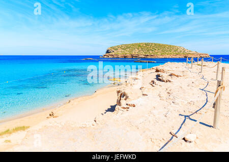 Sentier du littoral le long de la plage de Cala Comte magnifique célèbre pour son azur clair comme de l'eau de mer peu profonde, l'île d'Ibiza, Espagne Banque D'Images