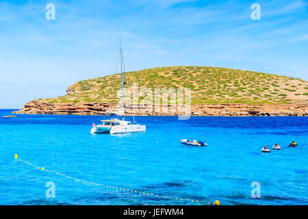 Voile Voile sur mer bleu azur dans la baie de Cala Comte, l'île d'Ibiza, Espagne Banque D'Images