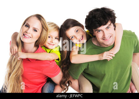 Les parents qui piggyback ride aux enfants isolé sur fond blanc Banque D'Images