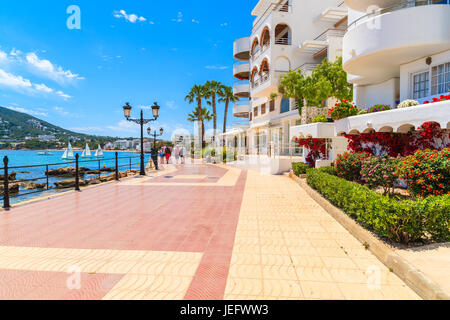 L'île d'Ibiza, ESPAGNE - 18 MAI 2017 : promenade le long de la côte dans la mer Santa Eularia ville, l'île d'Ibiza, Espagne. Banque D'Images