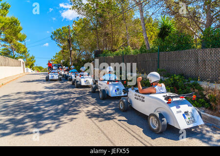 L'île d'Ibiza, ESPAGNE - 20 MAI 2017 : les touristes dans les petites voitures de course sur la rue de San Antonio ville, Ibiza island, Espagne. Banque D'Images