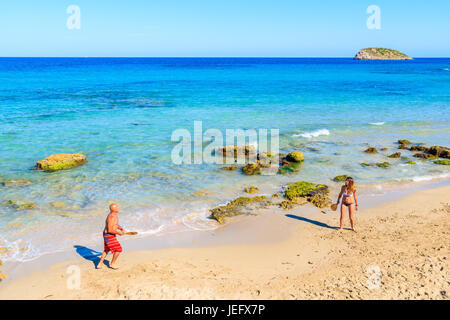 L'île d'Ibiza, ESPAGNE - 20 MAI 2017 : deux personnes jouant au ping-pong sur la plage de Cala Nova aux beaux jours de l'été, l'île d'Ibiza, Espagne. Banque D'Images