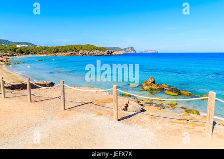 Vue de la plage de Cala Nova aux beaux jours de l'été, l'île d'Ibiza, Espagne Banque D'Images