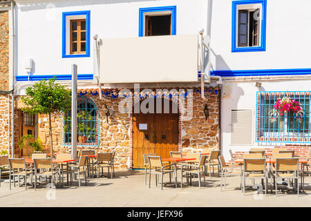 Rue avec ses maisons de style colonial traditionnel espagnol à Santa Eularia ville, l'île d'Ibiza, Espagne Banque D'Images