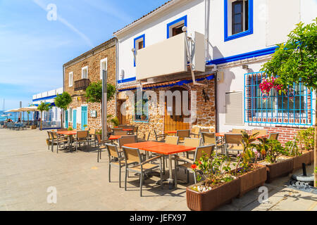 Restaurants et bars sur la promenade côtière de Santa Eularia ville, l'île d'Ibiza, Espagne. Banque D'Images