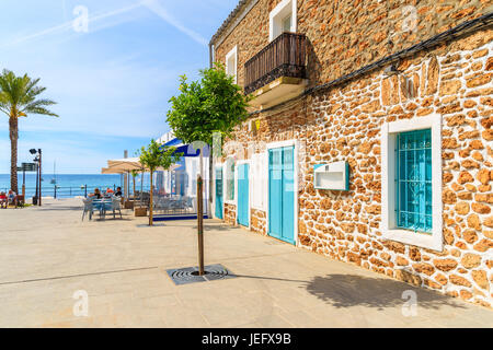 Restaurants et bars sur la promenade côtière de Santa Eularia ville, l'île d'Ibiza, Espagne. Banque D'Images