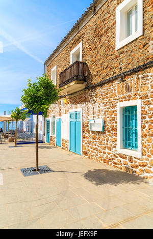 Restaurants et bars sur la promenade côtière de Santa Eularia ville, l'île d'Ibiza, Espagne. Banque D'Images