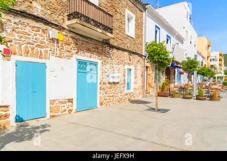 Rue avec ses maisons de style colonial traditionnel espagnol à Santa Eularia ville, l'île d'Ibiza, Espagne Banque D'Images