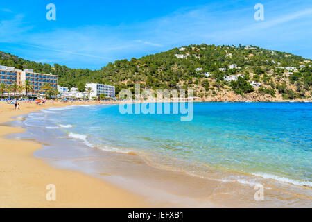 Vue de la plage de Cala San Vicente avec hôtels à distance, l'île d'Ibiza, Espagne Banque D'Images