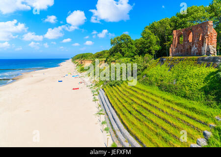 Vue des ruines de l'ancienne église de Trzesacz dans village sur la côte de la mer Baltique, Pologne Banque D'Images