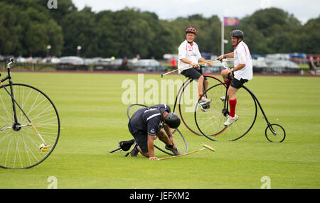 L'Angleterre (chemise blanche) en concurrence contre l'Écosse dans le Penny Farthing Polo match international au cours de la Bentley Motors Royal Windsor tasse au final au Guards Polo Club, Windsor Great Park, Egham, Berkshire. Banque D'Images