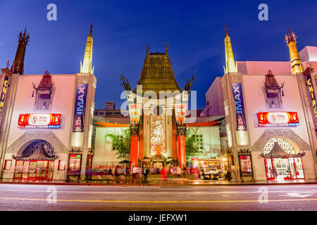 LOS ANGELES, CALIFORNIE - Le 1 mars 2016 : le Grauman's Chinese Theatre sur Hollywood Boulevard. Le théâtre a accueilli de nombreuses premières mondiales et des événements depuis Banque D'Images
