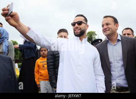 Taoiseach Leo Varadkar (à droite) pose pour une photo avec El Nayda Hagnii au cours d'une visite à un Centre culturel islamique à Dublin en tant que musulmans marquer la fin du Ramadan avec l'Eid al-Fitr célébrations. Banque D'Images