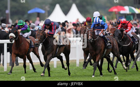 L'homme de bidon monté par Tom Queally gagne le Diamond Jubilee Stakes pendant cinq jours de Royal Ascot à Ascot Racecourse. Banque D'Images
