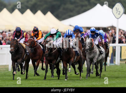 L'homme de bidon monté par Tom Queally gagne le Diamond Jubilee Stakes pendant cinq jours de Royal Ascot à Ascot Racecourse. Banque D'Images
