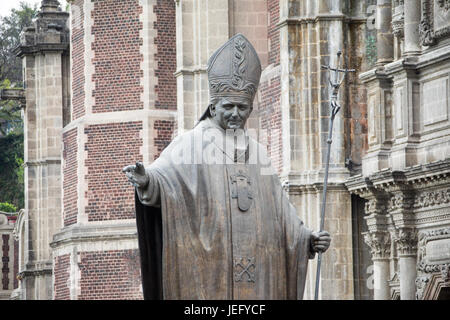 Statue de Juan Pablo II, le Pape Jean Paul II à la basilique de Guadalupe, Mexico, Mexique Banque D'Images