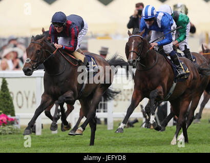 L'homme de bidon monté par Tom Queally gagne le Diamond Jubilee Stakes pendant cinq jours de Royal Ascot à Ascot Racecourse. Banque D'Images