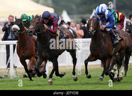L'homme de bidon monté par Tom Queally gagne le Diamond Jubilee Stakes pendant cinq jours de Royal Ascot à Ascot Racecourse. Banque D'Images