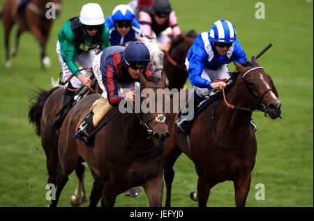 L'homme de bidon monté par Tom Queally jockey (avant gauche) remporte le Diamond Jubilee Stakes pendant cinq jours de Royal Ascot à Ascot Racecourse. Banque D'Images
