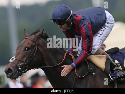 L'homme de bidon monté par Tom Queally gagne le Diamond Jubilee Stakes pendant cinq jours de Royal Ascot à Ascot Racecourse. Banque D'Images