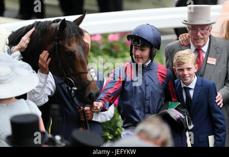 L'homme de bidon monté par Tom Queally gagne le Diamond Jubilee Stakes pendant cinq jours de Royal Ascot à Ascot Racecourse. Banque D'Images