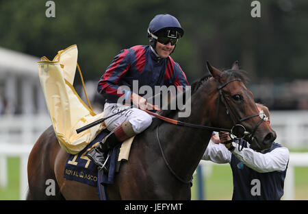 L'homme de bidon monté par Tom Queally célèbre le jubilé de diamant de la gagnante lors d'enjeux à la cinquième journée de Royal Ascot à Ascot Racecourse. Banque D'Images