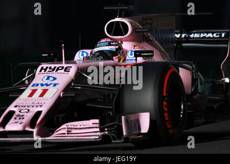Baku, Azerbaïdjan. 24 Juin, 2017. Sergio Perez du Mexique la conduite (11) Sahara Force India F1 Team sur la voie au cours de la pratique pour l'Azerbaïdjan finale Grand Prix de Formule 1 au circuit de la ville de Bakou. Credit : Aziz Karimov/Pacific Press/Alamy Live News Banque D'Images