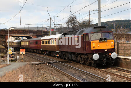 Une locomotive diesel de la classe 47 à la tête de l'homme à travers le sud de la gare de Penrith, Cumbria (sur la côte ouest mainline. Banque D'Images