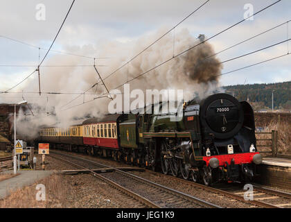 Locomotive vapeur 70000 Britannia, à la tête de la garde de Cumbrie à travers le sud de la gare de Penrith, Cumbria en anglais sur la ligne principale de la côte ouest. Banque D'Images