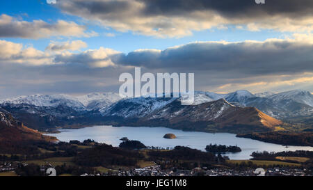 Vue d'hiver de Derwentwater. Une vue de l'hiver de Derwentwater Keswick et Latrigg est tombé dans le Lake District. Banque D'Images