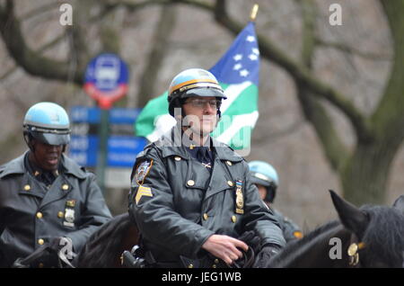 Le NYPD est visible pendant la journée de l'indépendance de la parade annuelle à New York le 26 mars 2017. Banque D'Images