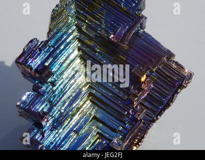 Cristal Bismuth modèle affichant la réfraction irisé. Photographie Macro. UK. Juin, 2017. Banque D'Images