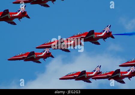 La Royal Air Force de l'équipe acrobatique, les flèches rouges, affichant à Exmouth Airshow 2015. Devon, Royaume-Uni. Août, 2015. Banque D'Images