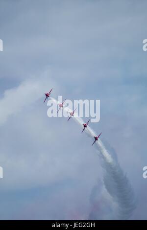 La Royal Air Force de l'équipe acrobatique, les flèches rouges, affichant à Exmouth Airshow 2015. Devon, Royaume-Uni. Août, 2015. Banque D'Images