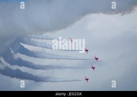 La Royal Air Force de l'équipe acrobatique, les flèches rouges, affichant à Exmouth Airshow 2015. Devon, Royaume-Uni. Août, 2015. Banque D'Images