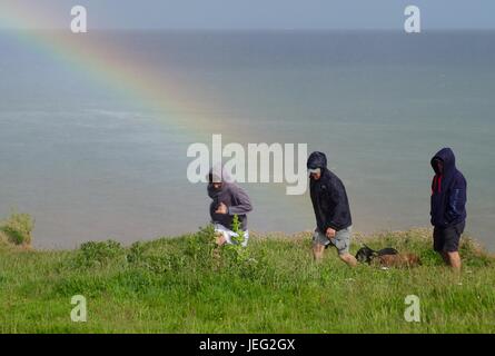 Au sommet de la famille Rock Langstone Sous un arc-en-ciel sur un jour d'été pluvieux, Exmouth, Devon, UK. Banque D'Images