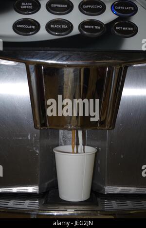 Machine à boissons Bureau de service du café dans la tasse de papier. Royaume-uni, Juin, 2017. Banque D'Images